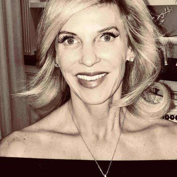 Meet your Posher, Laura - Picture 1 of 1